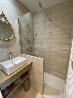 Bathtub, towels