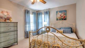 3 habitaciones, escritorio y tabla de planchar con plancha