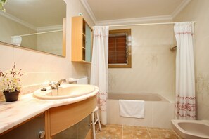 Shower, hair dryer, towels, soap - Delightful three bedroom villa with heated pool (Pollensa / Pollença)