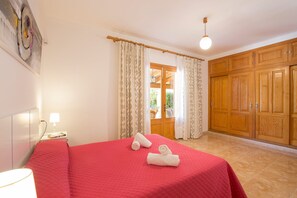 3 chambres, coffres-forts dans les chambres, fer et planche à repasser