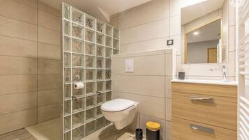 Een douche, handdoeken