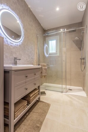 Shower, towels - Les Charmes des 3 Allures (SERLEY)