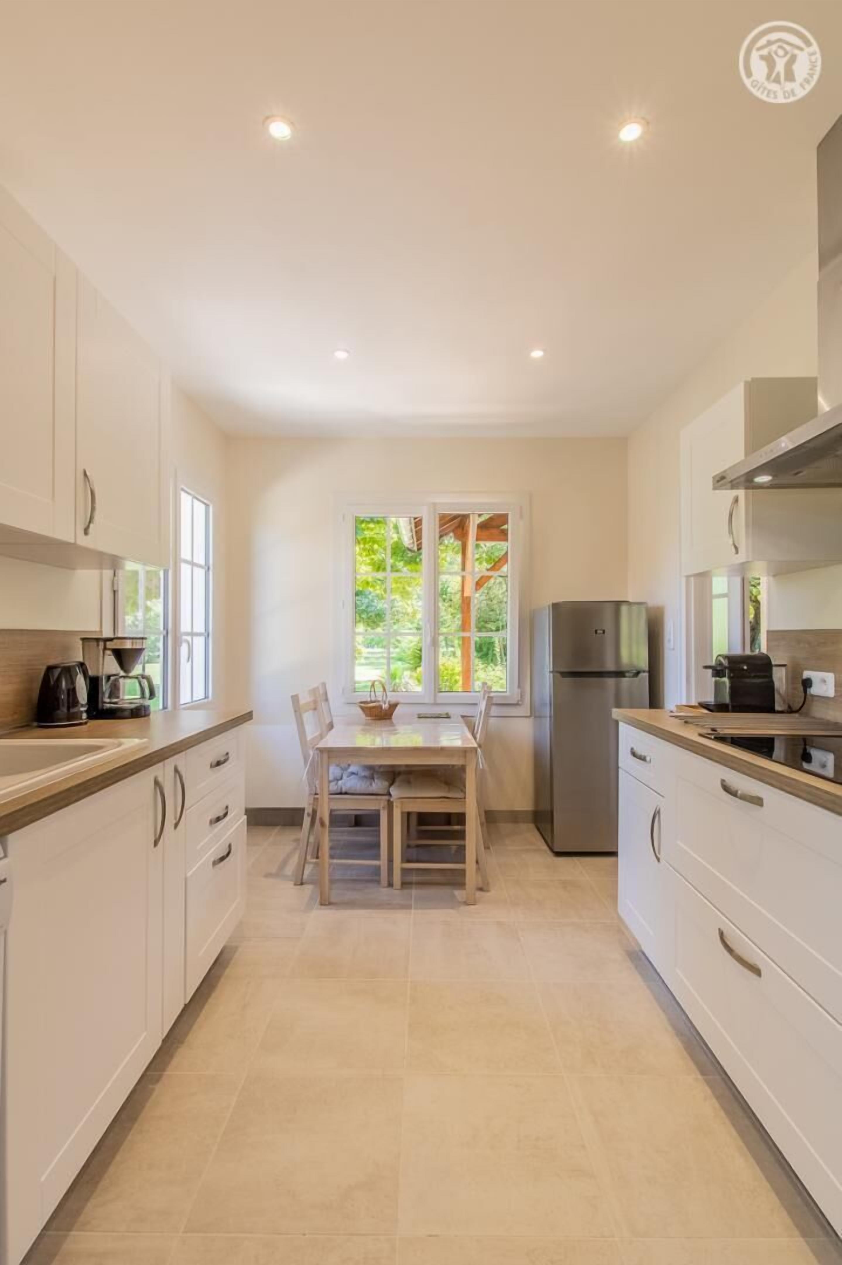 Micro-ondes, four, lave-vaisselle, chaise haute