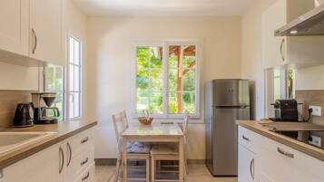 Micro-ondes, four, lave-vaisselle, chaise haute