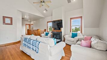 Tv, eldstad och en stereo