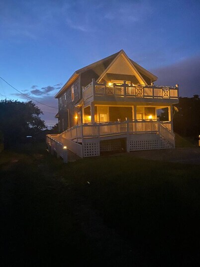 Cozy  Beach House 4BR, Hot tub, Pets OK