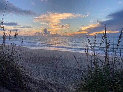 Cozy  Beach House 4BR, Hot tub, Pets OK