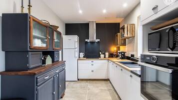 Microonde, forno, lavastoviglie, seggiolone