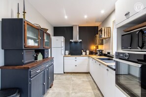 Microwave, oven, dishwasher, high chair - Gîte du Tacot - Montret (MONTRET)