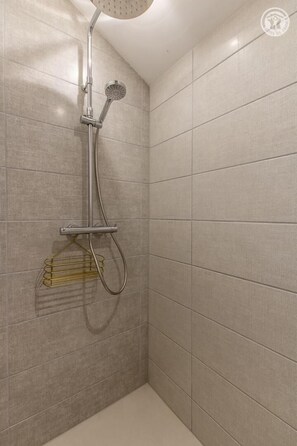 Douche, serviettes fournies