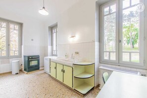 Micro-ondes, four, lave-vaisselle, chaise haute