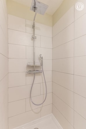 Douche, serviettes fournies
