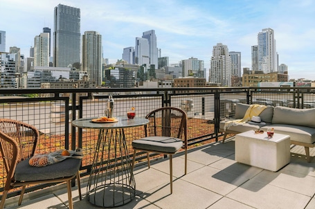 1 habitación, muebles diferentes y escritorio