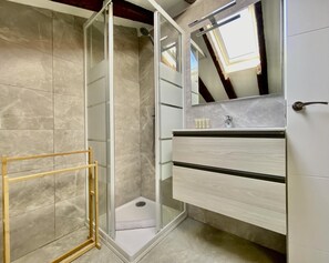 Een douche, een haardroger, handdoeken