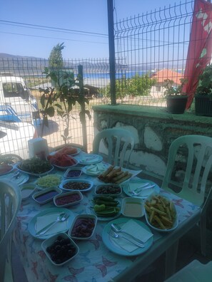 Desayuno con opciones de la cocina local todos los días (con cargo)