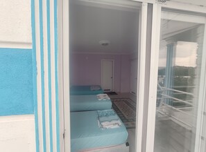 Familien-Vierbettzimmer, Mehrere Betten, Balkon, Seeblick | Hochwertige Bettwaren, individuell dekoriert, individuell eingerichtet