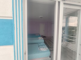 Habitación cuádruple familiar, varias camas, balcón, vistas al lago | Ropa de cama de alta calidad y escritorio