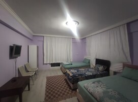 Quarto quádruplo família, várias camas, sacada, vista para o lago | Roupas de cama premium, escrivaninha, espaço de trabalho para notebook