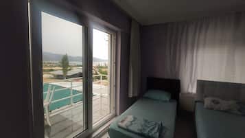 Habitación cuádruple familiar, varias camas, balcón, vistas al lago | Ropa de cama de alta calidad y decoración individual
