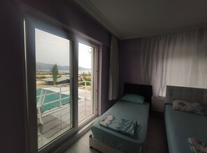 Familien-Vierbettzimmer, Mehrere Betten, Balkon, Seeblick | Hochwertige Bettwaren, individuell dekoriert, individuell eingerichtet