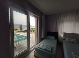 Habitación cuádruple familiar, varias camas, balcón, vistas al lago | Ropa de cama de alta calidad y escritorio