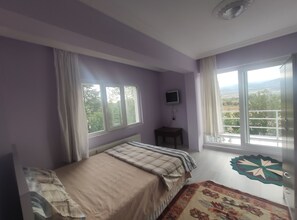 Classic-Doppelzimmer, 1 Queen-Bett, Veranda, Seeblick | Hochwertige Bettwaren, individuell dekoriert, individuell eingerichtet