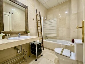 Shower, hair dryer, towels - Gran Vía VI - Right in the Heart of Madrid (Madrid)