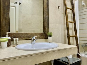 Dusche, Haartrockner, Handtücher