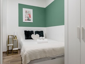 4 bedrooms, iron/ironing board, internet