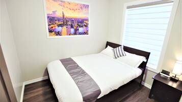 2 chambres, coffres-forts dans les chambres, fer et planche à repasser