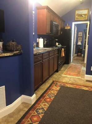 Full-size fridge, microwave, oven, stovetop