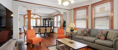 Smart TV, libros, monitor de computadora