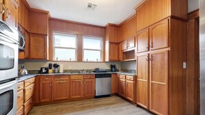 Wasserkocher mit Kaffee-/Teezubehör, Kühlschrank, Mikrowelle, Ofen