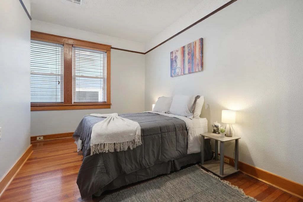 3 habitaciones, escritorio y tabla de planchar con plancha 
