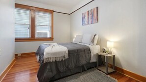 3 Schlafzimmer, Schreibtisch, Bügeleisen/Bügelbrett, Reisekinderbett