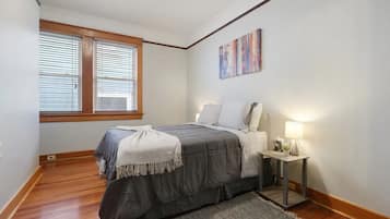 3 habitaciones, escritorio y tabla de planchar con plancha