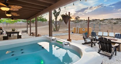 🌵🌟 Alana House - Pool, Hot Tub, BBQ, Fire Pit + Walk to Hikes! 🌟🌵