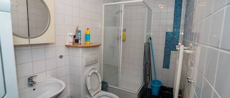 Ein Badezimmer mit Waschbecken, Toilette und Dusche.