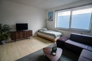 Basic Apartment | Individually decorated, individually furnished, desk, iron/ironing board - Zaanse Schans Apartments (Wormer)
