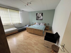 Decoración personalizada, muebles diferentes y escritorio 