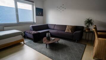 Eenvoudig appartement | Individueel gedecoreerd, individueel gemeubileerd, een bureau