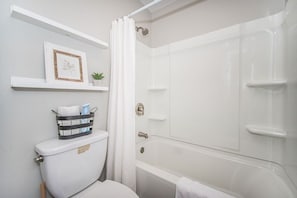 Combined shower/bathtub - Cozy 2 bedroom Townhome in Spartanburg, SC (Spartanburg)