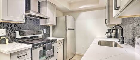 Réfrigérateur, four à micro-ondes, surface de cuisson, lave-vaisselle