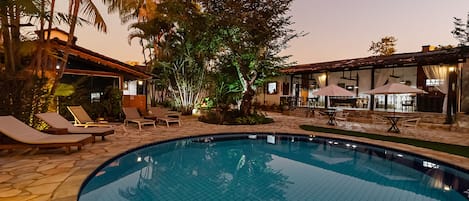 Una piscina cubierta (de 08:00 a 21:00), sombrillas, tumbonas