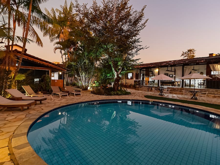 Innendørsbasseng, bassengparasoller og solsenger