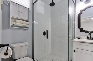 Secadora de cabello, toallas, shampoo, papel de baño 