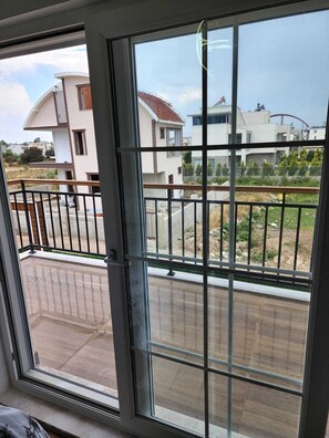 Villa | Sala de estar | Televisión de plasma de 52 cm con canales vía satélite y televisión 