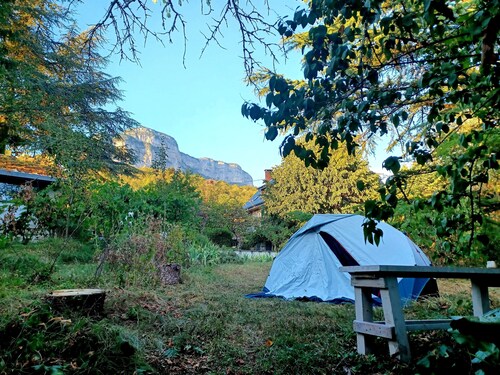 Bivouac dans un parc avec piscine
