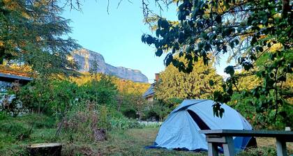Bivouac dans un parc avec piscine