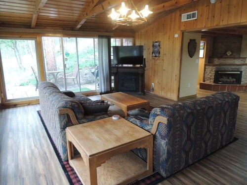 A Vintage Retreat within earshot of Rio Ruidoso -10 min walk to Midtown Ruidoso.